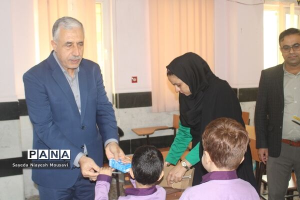 توزیع شیر رایگان در دبستان  ناخدا عباس بوشهر