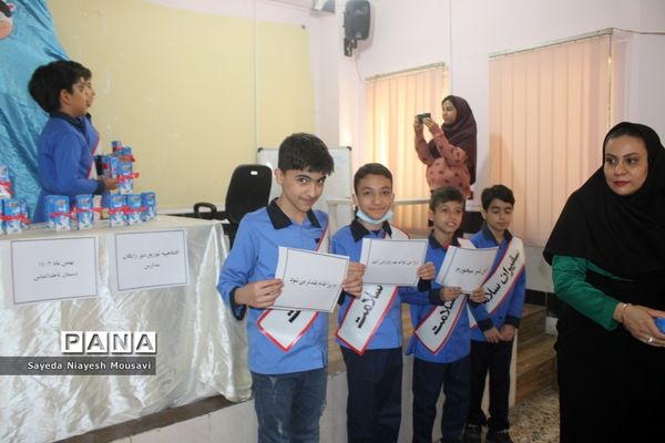 توزیع شیر رایگان در دبستان  ناخدا عباس بوشهر