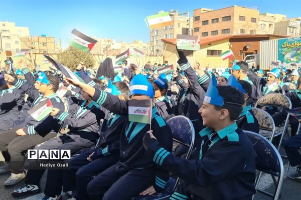 جشن گرامی‌داشت هفته هوای پاک درآموزشگاه شهید همت اسلامشهر