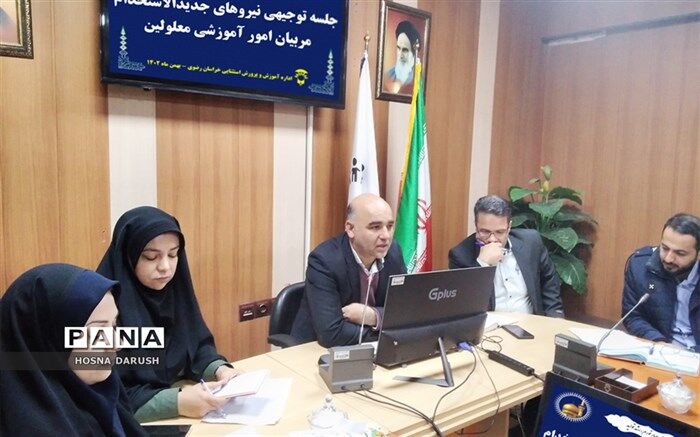 معلم در جامعه نقش تربیت نسل‌ها را بر عهده دارد