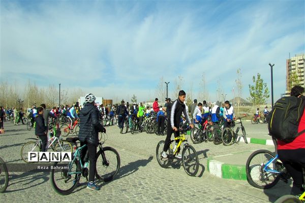 همایش استانی دوچرخه سواری دانش‌آموزی به‌مناسبت هفته هوای پاک