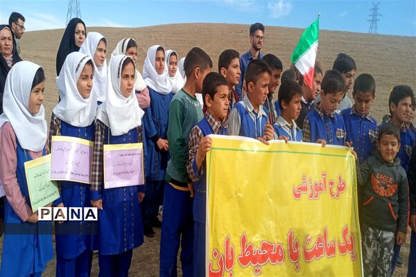جمع آوری زباله‌های محور جاده روستای احمد آباد توسط فرهنگیان و دانش‌آموزان
