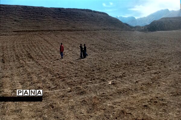 جمع آوری زباله‌های محور جاده روستای احمد آباد توسط فرهنگیان و دانش‌آموزان