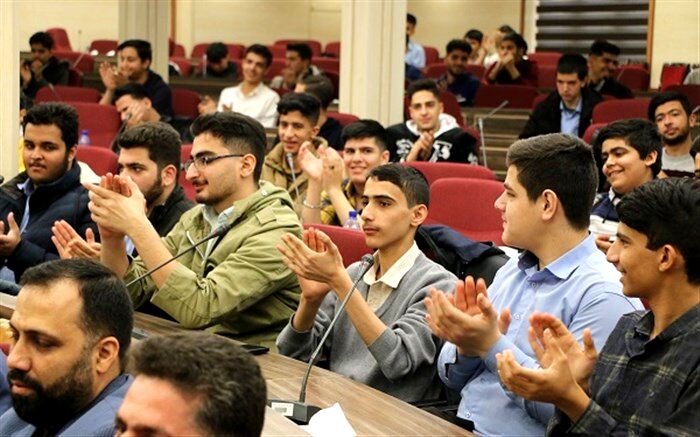 نشست صمیمی دانش‌آموزان پسر رای اولی قم با مسئولان استان
