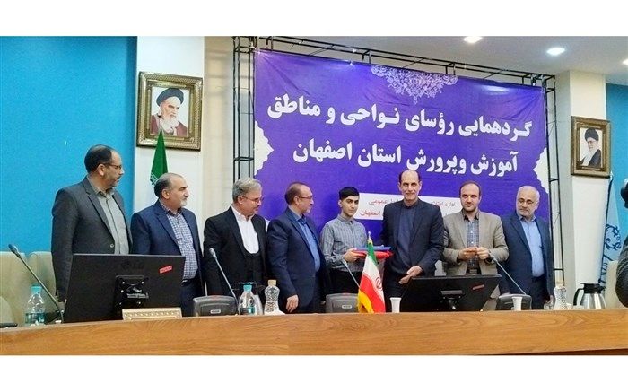 تقدیر از دانش‌آموزی که حین مسابقات شمشیربازی با شنیدن صدای اذان به اقامه نماز پرداخت