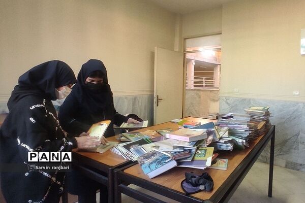 همکاری دانش‌آموزان در بازگشایی کتابخانه دبیرستان عطیه شهریار