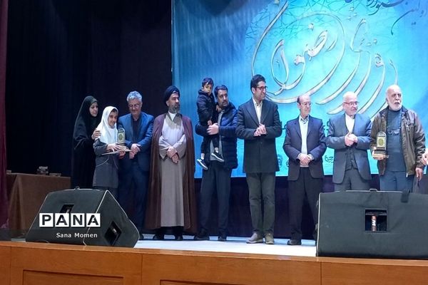 تقدیراز برگزیدگان استانی  شعر ودکلمه خوانی(رویش رضوان)درمجتمع جهاد دانشگاهی مشهد