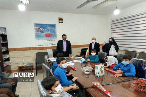 تبریک روز پدر توسط دانش‌آموزان دبستان حوریای بهشتی در اداره آموزش و پرورش بهبهان