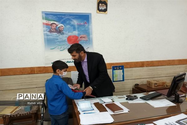 تبریک روز پدر توسط دانش‌آموزان دبستان حوریای بهشتی در اداره آموزش و پرورش بهبهان