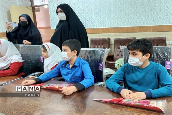 تبریک روز پدر توسط دانش‌آموزان دبستان حوریای بهشتی در اداره آموزش و پرورش بهبهان