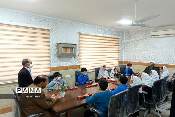 تبریک روز پدر توسط دانش‌آموزان دبستان حوریای بهشتی در اداره آموزش و پرورش بهبهان