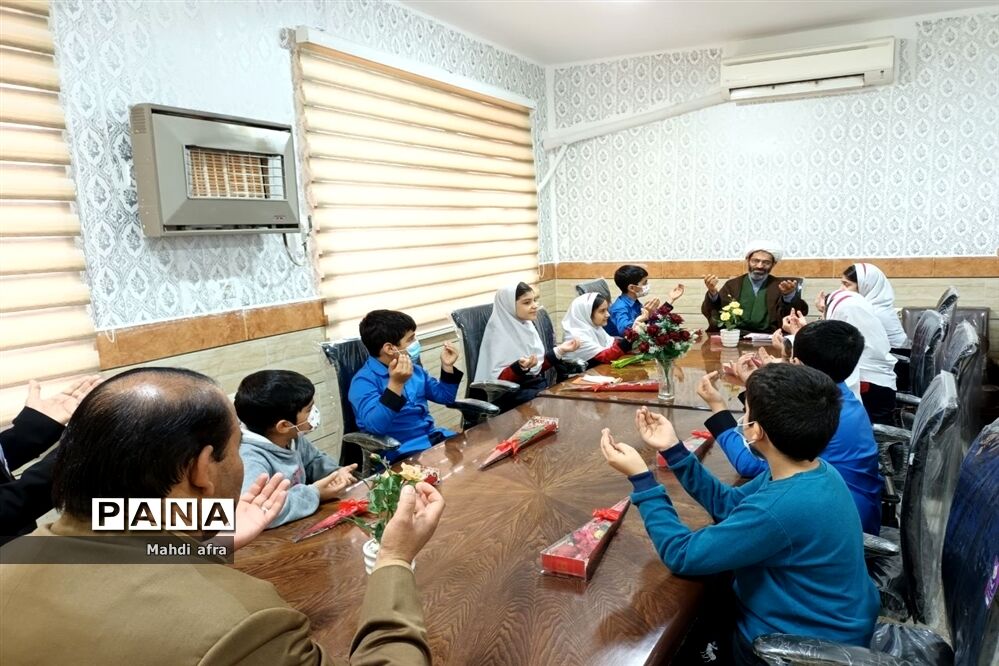 تبریک روز پدر توسط دانش‌آموزان دبستان حوریای بهشتی در اداره آموزش و پرورش بهبهان