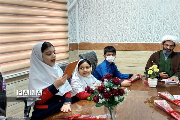تبریک روز پدر توسط دانش‌آموزان دبستان حوریای بهشتی در اداره آموزش و پرورش بهبهان