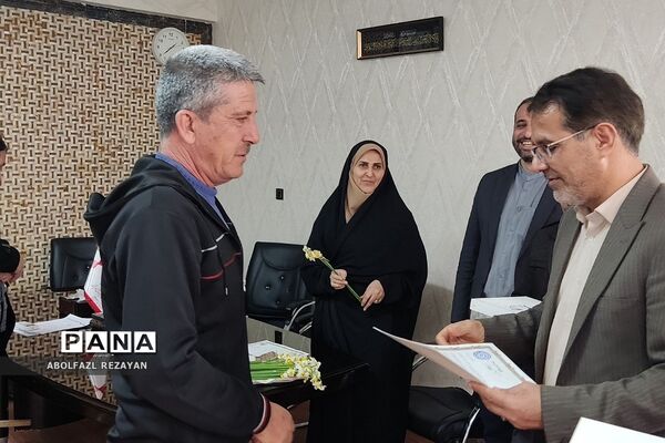 تقدیر از فرهنگیان آقا کادر اداره آموزش و پرورش کهریزک