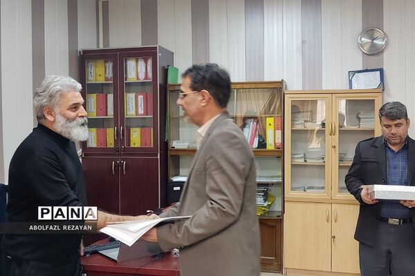 تقدیر از فرهنگیان آقا کادر اداره آموزش و پرورش کهریزک