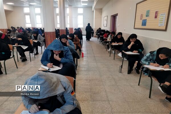 اولین مرحله آزمون پایش سمپاد در دبیرستان فرزانگان استعداد درخشان شهرستان ملارد