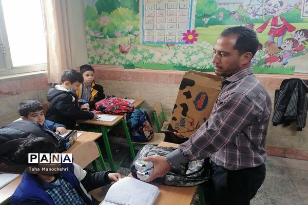 توزیع شیر در آموزشگاه علامه طباطبایی شهرستان پیشوا