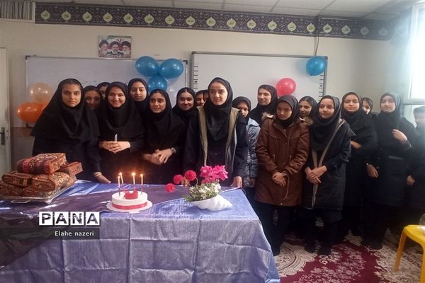 مراسم ولادت امام علی «ع» و روز پدر در دبیرستان نمونه دولتی شهید نصرتی