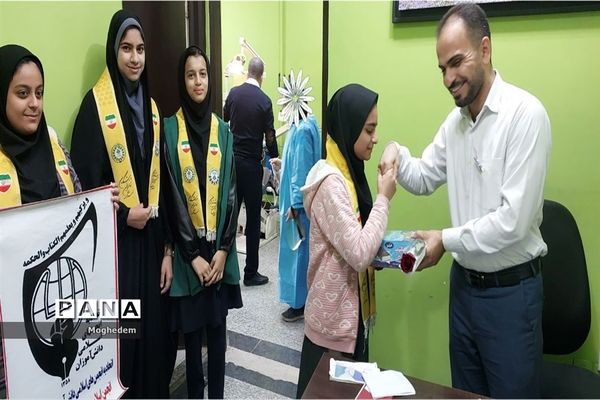 پویش بوسه بر دستان پدر توسط تشکیلات پیشتازان شادگان