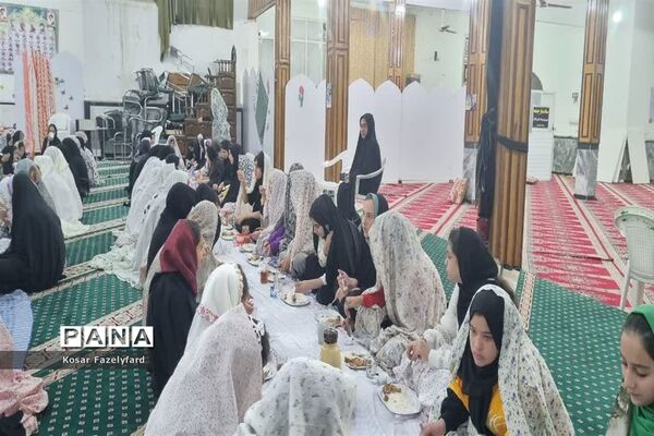 اعتکاف دانش‌آموزان دختر شهرستان مه ولات در مسجد جامع شهر فیض آباد