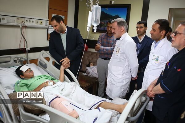 عیادت وزیر آموزش‌و‌پرورش از دانش‌آموز جانباز حادثه تروریستی کرمان