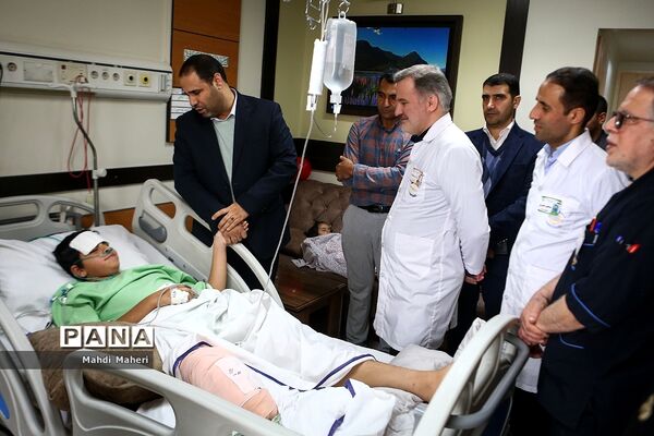 عیادت وزیر آموزش‌و‌پرورش از دانش‌آموز جانباز حادثه تروریستی کرمان