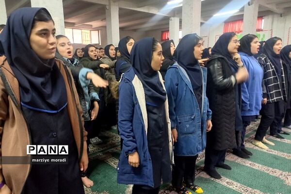 جلسه آموزشی کار با اسلحه ویژه دانش‌آموزان بهارستان۲