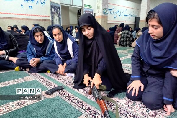 جلسه آموزشی کار با اسلحه ویژه دانش‌آموزان بهارستان۲