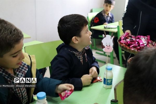 آیین برگزاری توزیع شیر در مدارس استان البرز