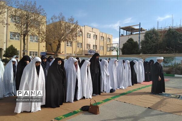 اقامه‌ی نماز استغاثه‌ی باران دردبیرستان فرهنگ ام ابیها مشهد