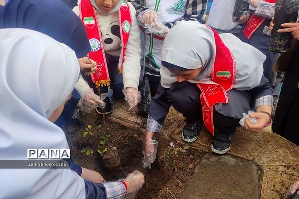 کاشت نهال به یاد شهدای گمنام در دبستان شهید مجیدی ناحیه دو شهرری
