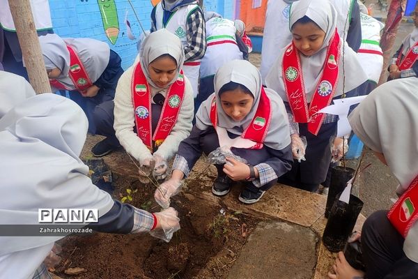 کاشت نهال به یاد شهدای گمنام در دبستان شهید مجیدی ناحیه دو شهرری