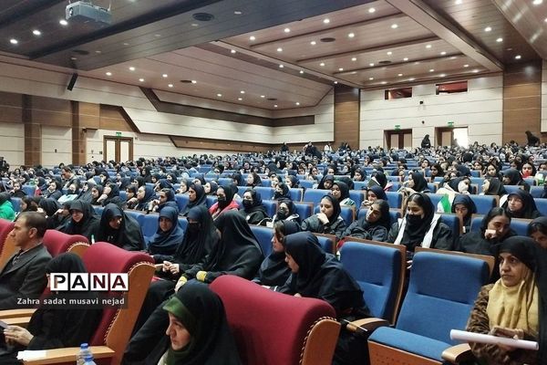 جشن تکلیف سیاسی هفتصد دانش‌آموز دختر رای اولی در شهریار