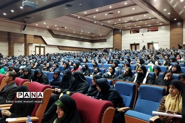 جشن تکلیف سیاسی هفتصد دانش‌آموز دختر رای اولی در شهریار