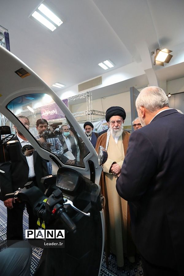 بازدید رهبر انقلاب از نمایشگاه تولید ایرانی