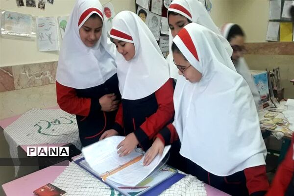 نمایشگاه یادواره شهیدان در دبستان شهید اندرزگو منطقه ۱۳