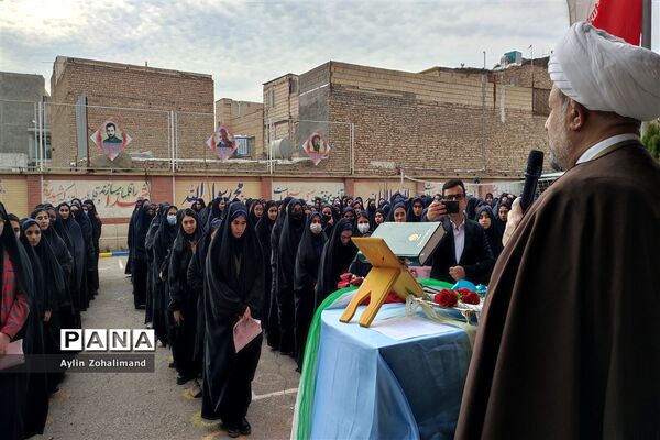 نواختن زنگ انقلاب در دبیرستان شاهد کوثر شهرستان رباط کریم