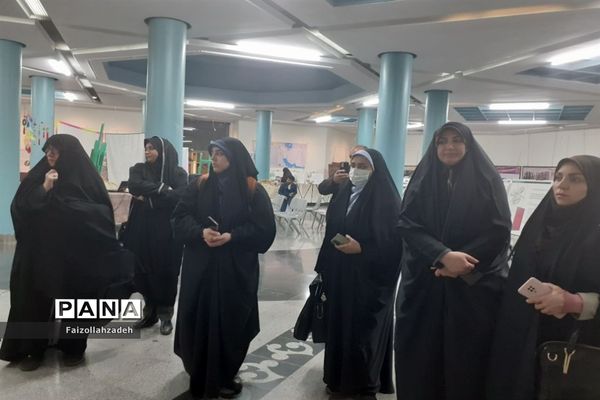 بازدیدمعاونین و مربیان پرورشی منطقه ۱۳ از نمایشگاه معنویت در اسارت