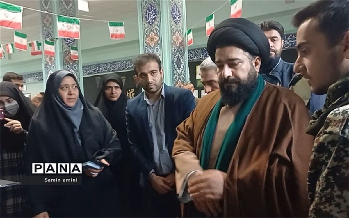 نمایشگاه مدرسه انقلاب در دبیرستان ابن‌سینا رودهن برگزار شد/فیلم