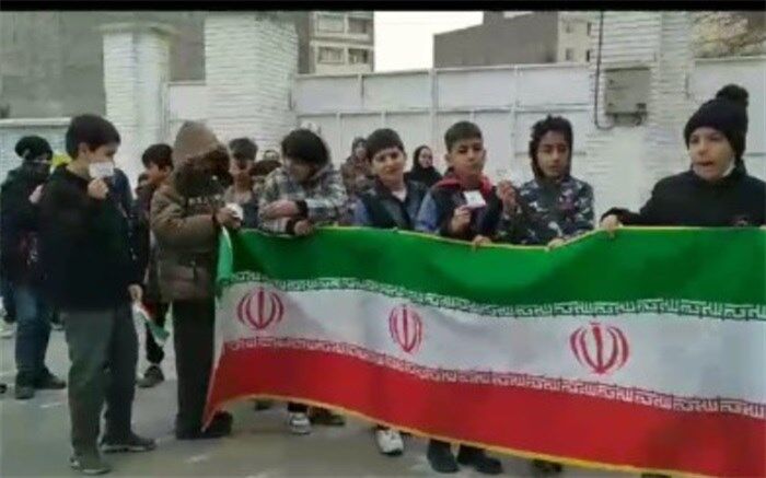 آغاز جشن دهه فجر در دبستان شهدای گمنام ۲ ناحیه۳کرج