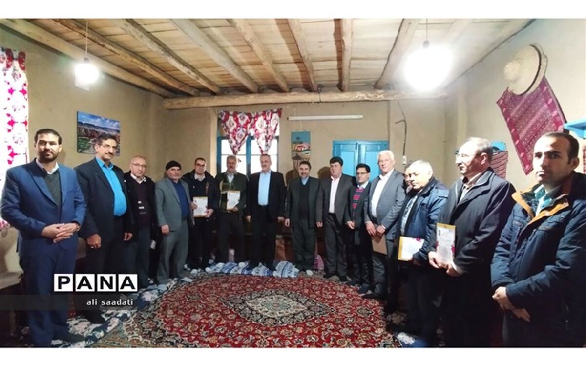 تجلیل از بازنشستگان فرهنگی تجلیل از معرفت و علم و فرهنگ جامعه است
