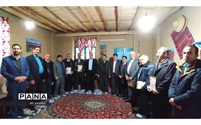 تجلیل از بازنشستگان فرهنگی تجلیل از معرفت و علم و فرهنگ جامعه است