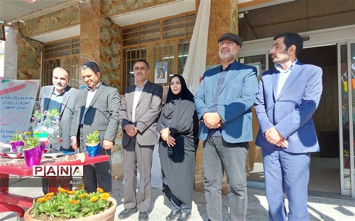 نواخته شدن زنگ انقلاب توسط معاون وزیر آموزش و پرورش در ناحیه ۴ اصفهان/فیلم