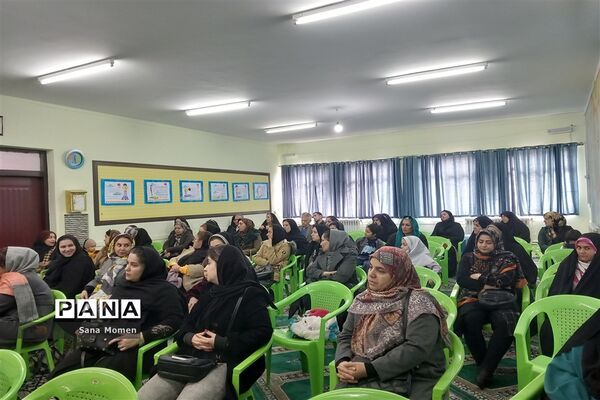 جلسه آموزش خانواده وآسیب های اجتماعی دردبستان افشار نژاد ۲