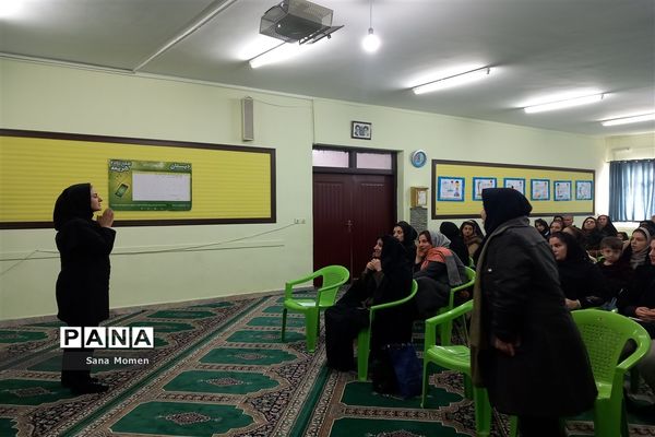 جلسه آموزش خانواده وآسیب های اجتماعی دردبستان افشار نژاد ۲