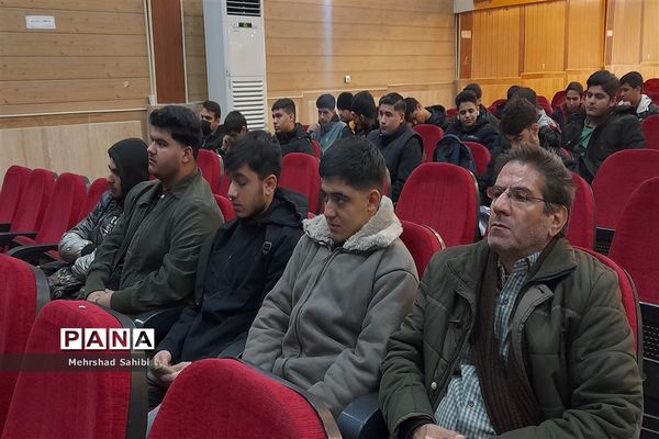 حضور دانش‌آموزان پسر دوره متوسطه دوم شهرستان ملارد در مسابقات قرآنی