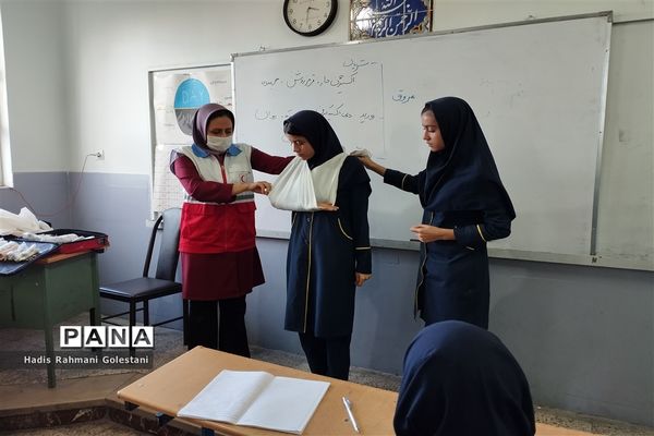 آموزش اصول امدادگردی در مدرسه  نور هدایت شهریار