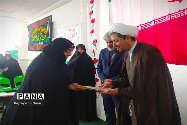تقدیر از دانش آموزان و دبیران فعال نماز دبیرستان سید احمد فاتحی ۲ قم