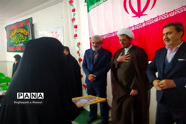 تقدیر از دانش آموزان و دبیران فعال نماز دبیرستان سید احمد فاتحی ۲ قم