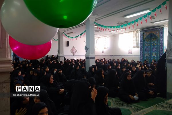 تقدیر از دانش آموزان و دبیران فعال نماز دبیرستان سید احمد فاتحی ۲ قم